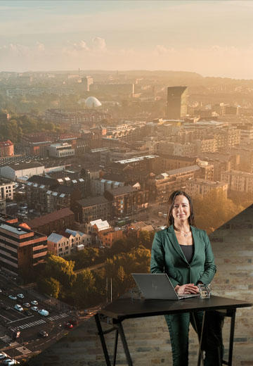 Kvinde der står foran en bygning