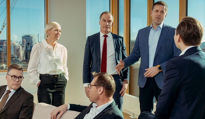 Corporate Clients teamet der står og snakker