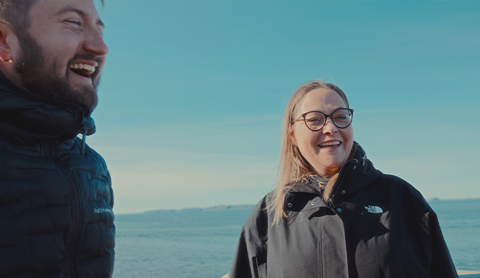 To glade bdo ansatte står og griner i Grønland