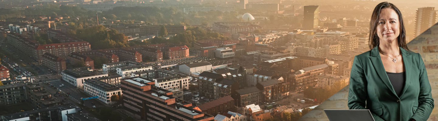 Kvinde der står foran en bygning